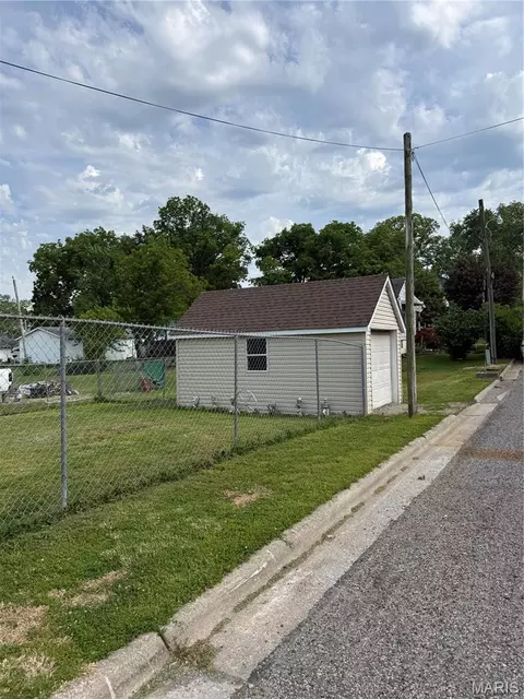Exterior - 802 E Olive St, Red Bud, IL 62278 photo 8 of 10