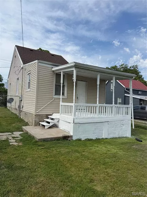 Exterior - 802 E Olive St, Red Bud, IL 62278 photo 6 of 10