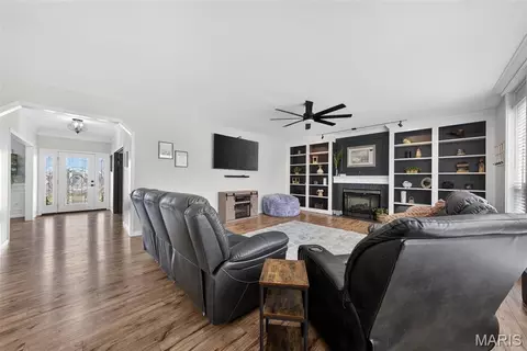 Entry Way - 321 Red Wing Ct, Troy, MO 63379 photo 3 of 5