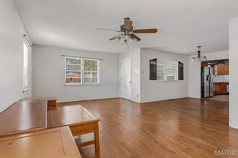 Living - 301 E Linden Cir, Kennett, MO 63857 photo 3 of 4