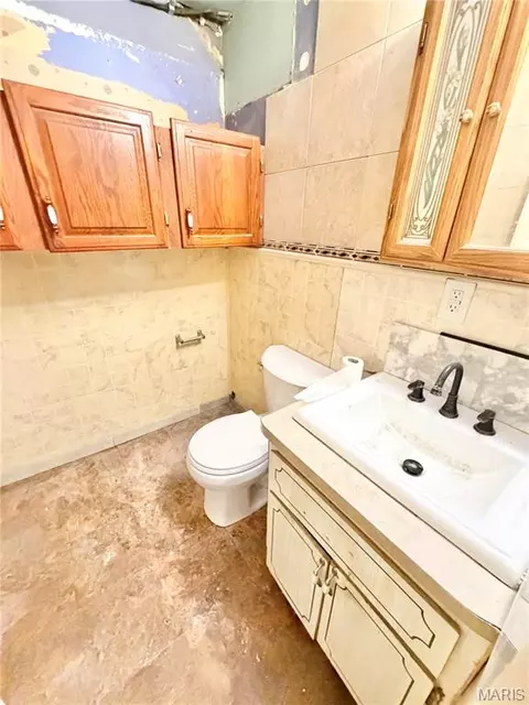Bath - 1908 Main Dr, High Ridge, MO 63049 photo 1 of 2