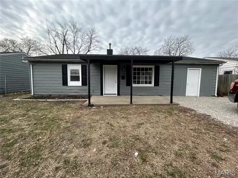 8 Saint Gregory Dr, Cahokia, IL 62206