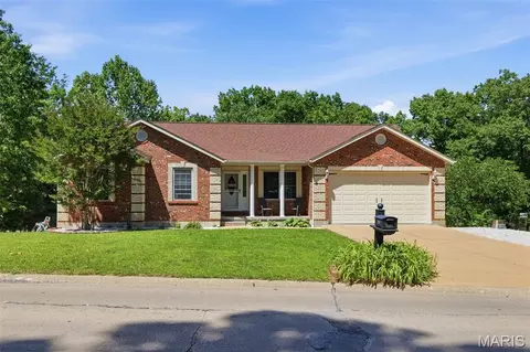 6061 Plantation Dr, Hillsboro, MO 63050