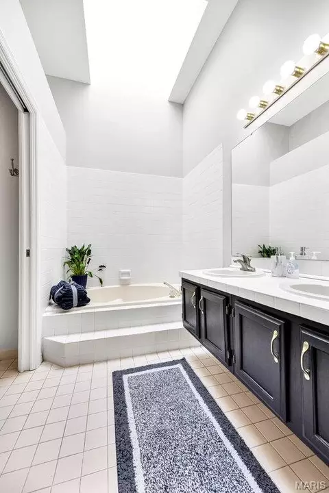 Bath - 665 Highview Circle Dr, Ballwin, MO 63021 photo 5 of 7