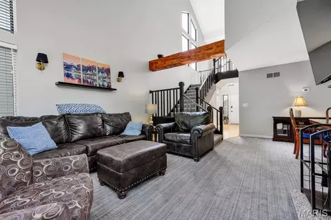 Living - 665 Highview Circle Dr, Ballwin, MO 63021 photo 3 of 5