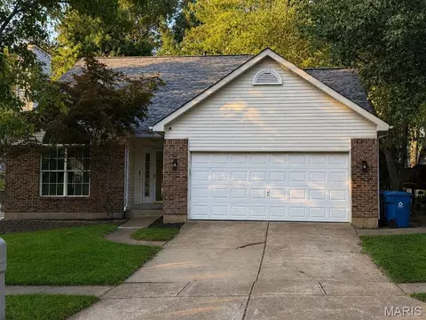 11917 Katiejo Ct, Maryland Heights, MO 63043