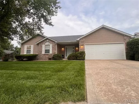 1075 Reddington Timbers Dr, Saint Charles, MO 63304