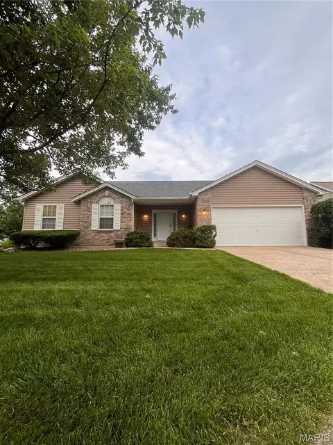 1075 Reddington Timbers Dr, Saint Charles, MO 63304