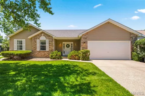 1075 Reddington Timbers Dr, Saint Charles, MO 63304