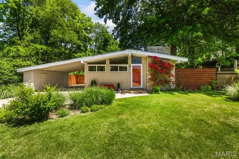 1410 Fournier Dr, Saint Louis, MO 63126
