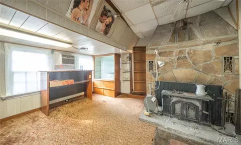 Living - 18009 Crown Rd, Dixon, MO 65459 photo 8 of 10