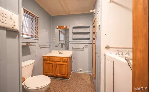 Bath - 18009 Crown Rd, Dixon, MO 65459 photo 1 of 1