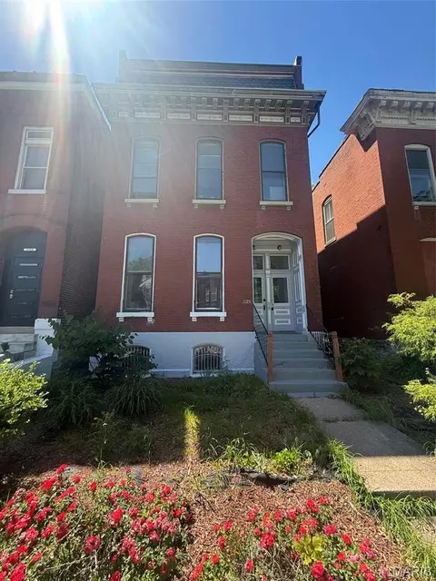 1725 Oregon Pl, Saint Louis, MO 63104