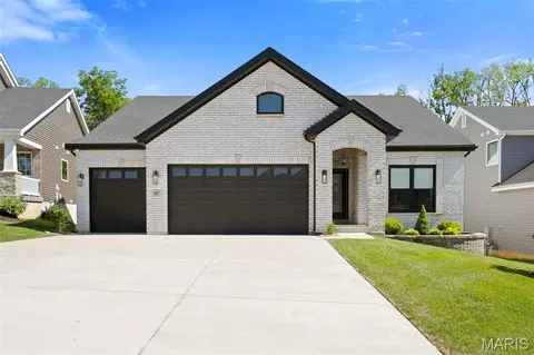 827 Summit Bluff Ct, Fenton, MO 63026