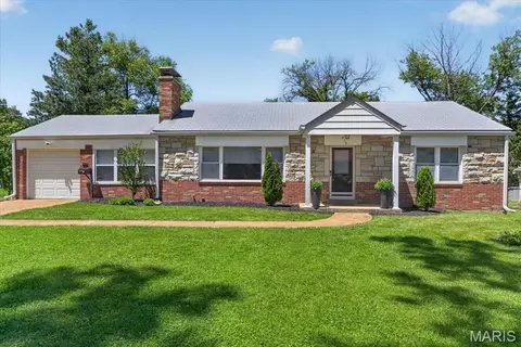 415 Larkhill Ct, Webster Groves, MO 63119