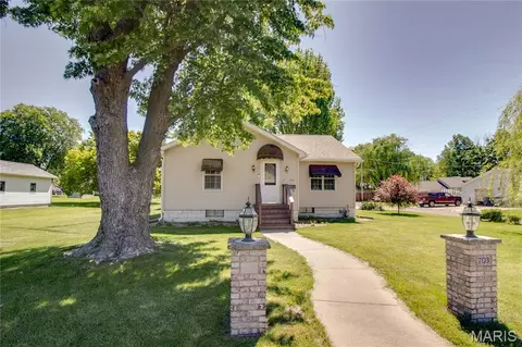 703 Sumner St, Carlinville, IL 62626