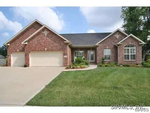 300 W Country Ln, Collinsville, IL 62234