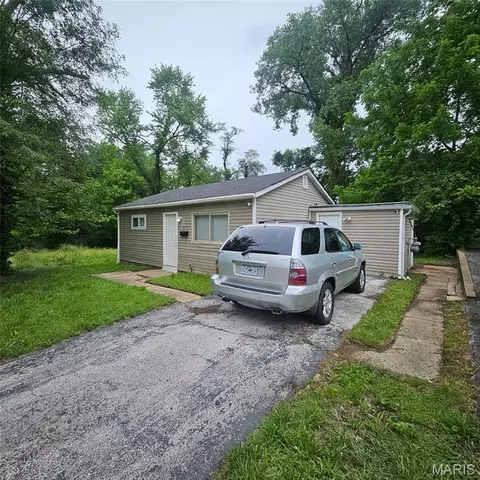 10212 Duke Dr, Saint Louis, MO 63136