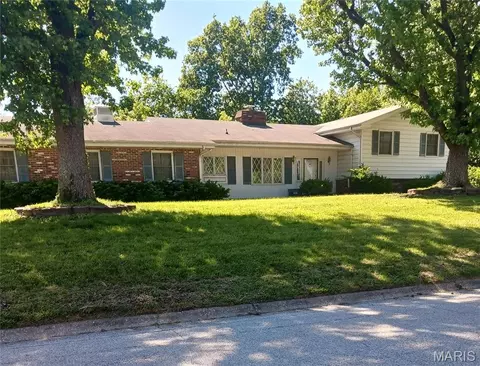 4904 Paris Dr, Godfrey, IL 62035