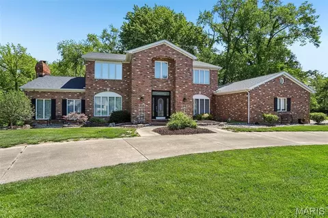 325 Deer Run Ln, Glen Carbon, IL 62034
