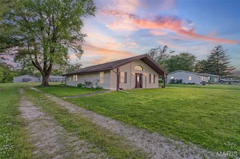 906 E Prairie St, Jerseyville, IL 62052