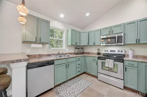 Kitchen - 15859 Tundra St, Saint Robert, MO 65584 photo 2 of 6