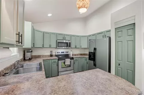 Kitchen - 15859 Tundra St, Saint Robert, MO 65584 photo 1 of 6