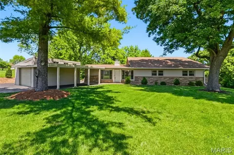 12125 Old Saint Charles Rd, Bridgeton, MO 63044