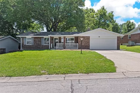 208 Canary Ln, Saint Charles, MO 63301