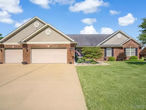 4020 Autumn Oak Dr, Smithton, IL 62285