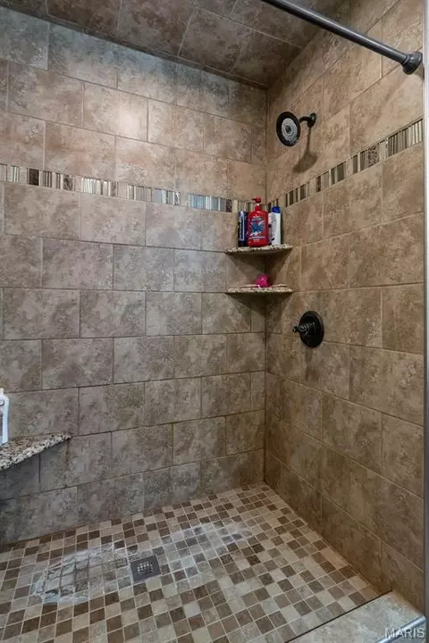 Bath - 936 N West Ln, Jackson, MO 63755 photo 2 of 5