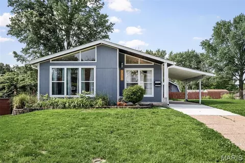 236 Hillcrest Blvd, Ballwin, MO 63021