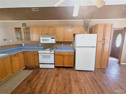 Kitchen - 352 Arrowhead Trl, Hermann, MO 65041 photo 4 of 5