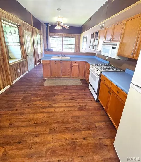 Kitchen - 352 Arrowhead Trl, Hermann, MO 65041 photo 3 of 5