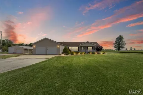 19452 State Route 15, Nashville, IL 62263