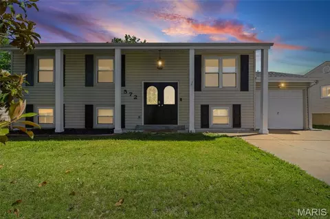 572 Mount Vernon Dr, Arnold, MO 63010