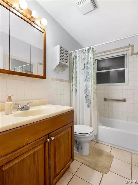 Bath - 530 Crest St, Saint Clair, MO 63077 photo 1 of 1