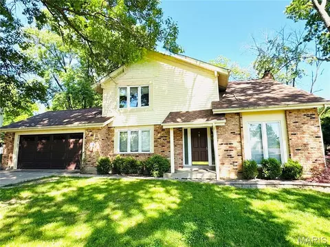 160 Lucerne Place Dr, Ballwin, MO 63011