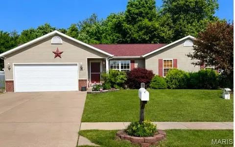 1025 Cambden Yard Dr, Warrenton, MO 63383