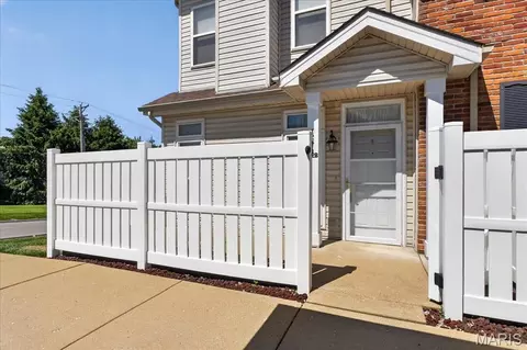 1251 Gardens Circle Dr #2B, Saint Louis, MO 63125