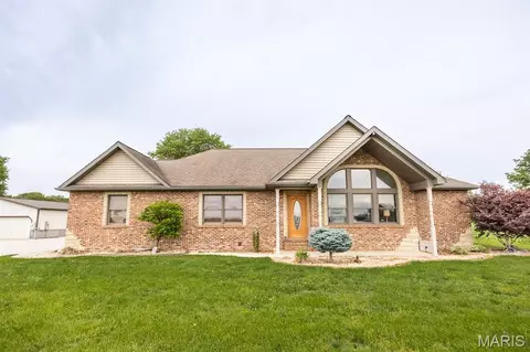 7045 Brickyard Rd, Mascoutah, IL 62258