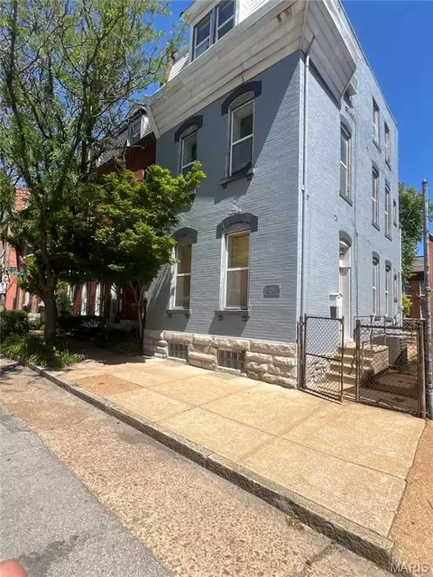1907 Lynch St, Saint Louis, MO 63118