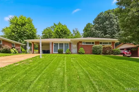 8830 Red Oak Dr, Crestwood, MO 63126