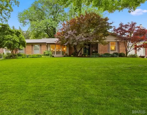 12632 Villa Hill Ln, Creve Coeur, MO 63141
