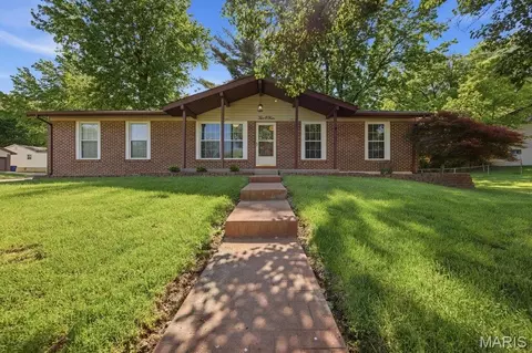 204 May Valley Ln, Fenton, MO 63026