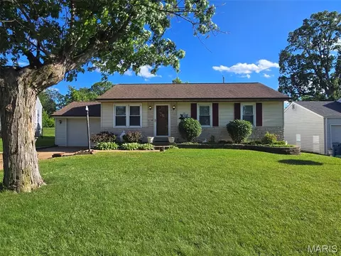 10808 Three Court Dr, Saint Louis, MO 63123