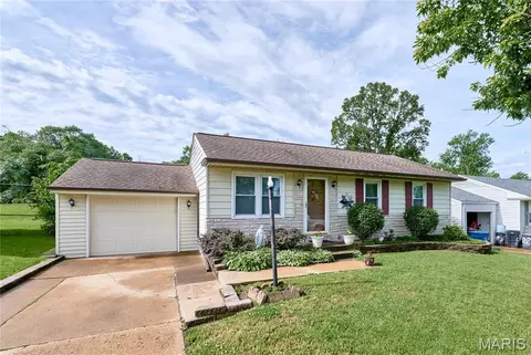 10808 Three Court Dr, Saint Louis, MO 63123