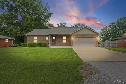 8 Dwight St, Waterloo, IL 62298
