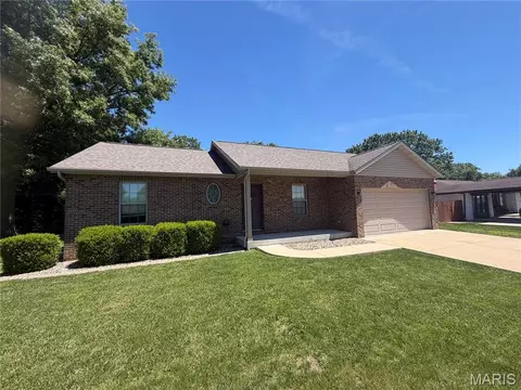 8 Dwight St, Waterloo, IL 62298