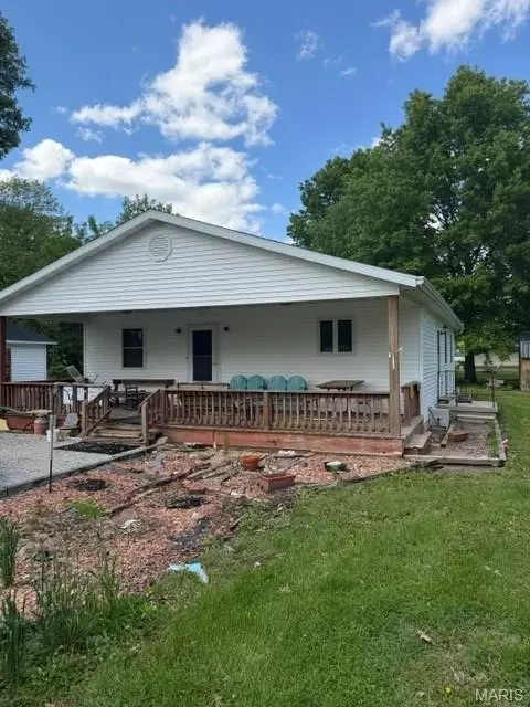 561 S Main St, New Douglas, IL 62074